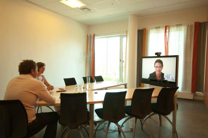 Government agencies use video conferencing to quickly transfer policy guidelines.jpg